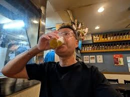 飲食店で食事を楽しむ大峯光宏