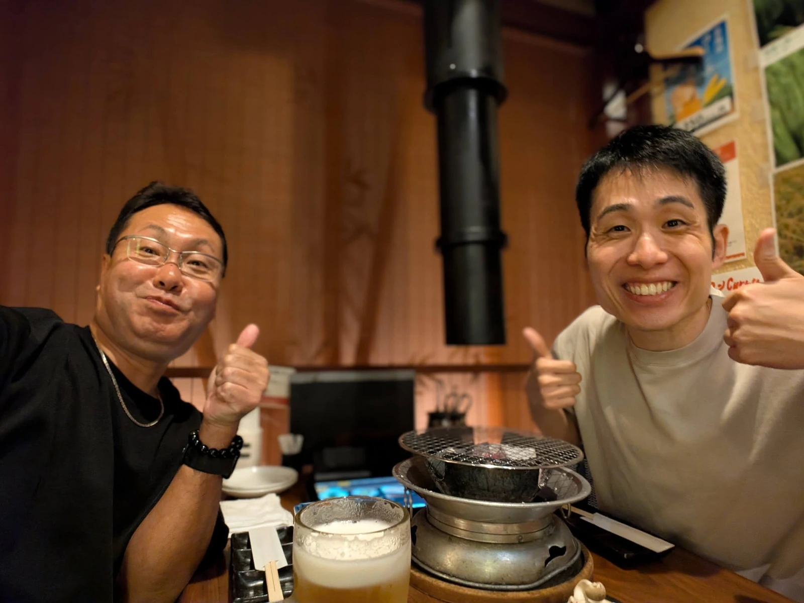 食事を楽しむ大峯光宏(左)と坂根崇真(右)