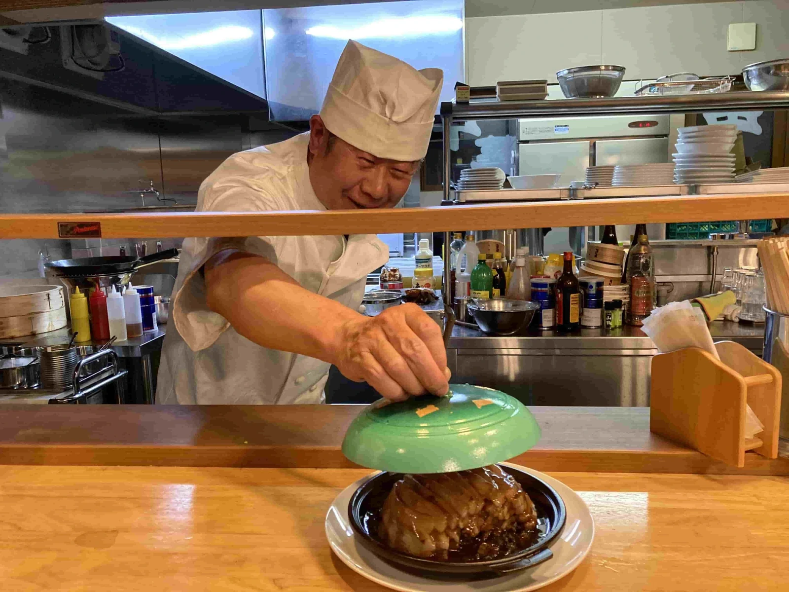 中華料理店「知味」の厨房で調理する王立群様