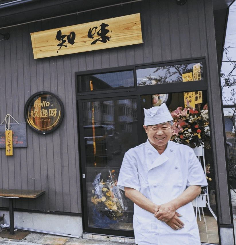 中華料理店「知味」の店頭に立つ代表の王立群様